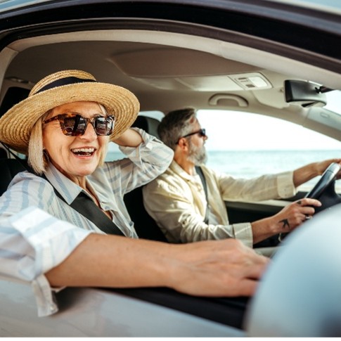 ältere Frau und älterer Mann im Auto